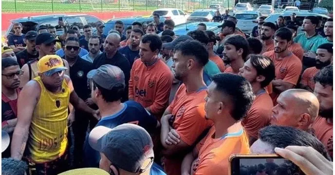 O atacante Pablo e o técnico Daniel Paulista foram os principais alvos da fúria dos torcedores durante a invasão.
