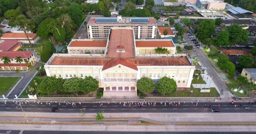 O concurso TJ PA 2025 oferecerá 50 vagas imediatas distribuídas entre os cargos de oficial de justiça e analista judiciário, além da formação de cadastro de reserva em diversas especialidades.