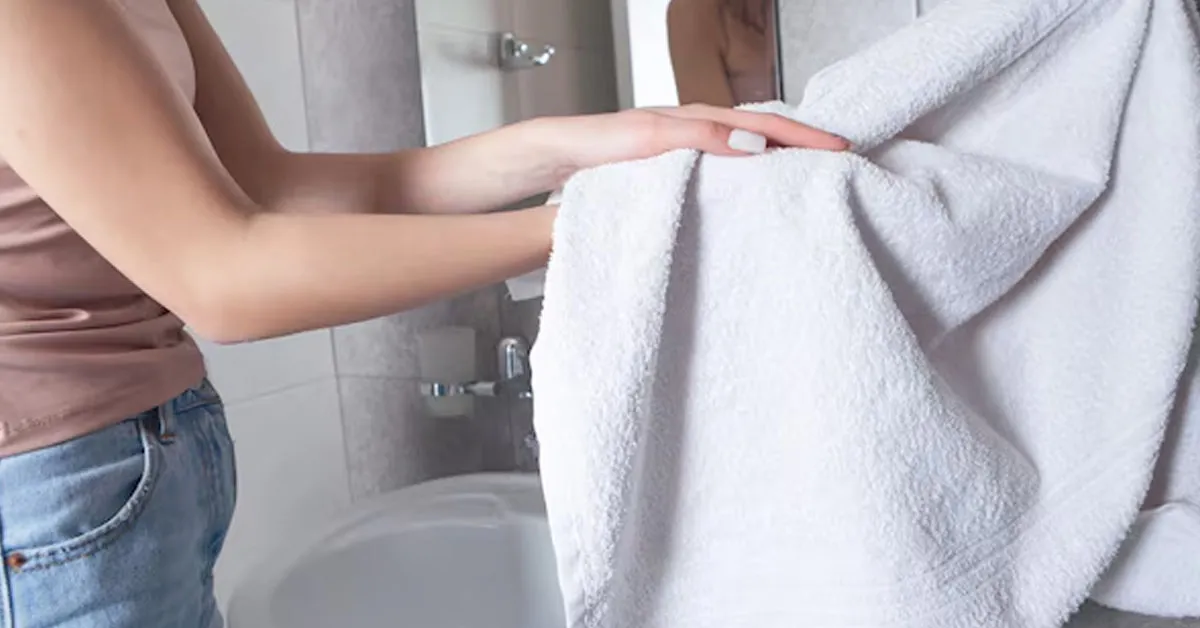 Especialistas explicam a frequência em que uma toalha de banho precisa ser trocada.