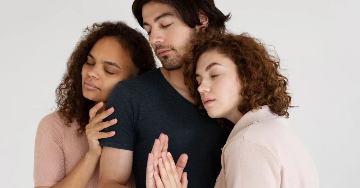 Alguns signos costumam construir diferentes conexões afetivas e amorosas ao mesmo tempo