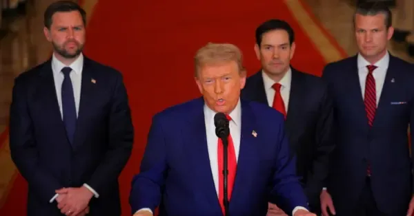 Atrás dele, estavam o vice-presidente, J. D. Vance, o secretário de Estado, Marco Rubio, e o secretário de Defesa, Pete Hegseth.