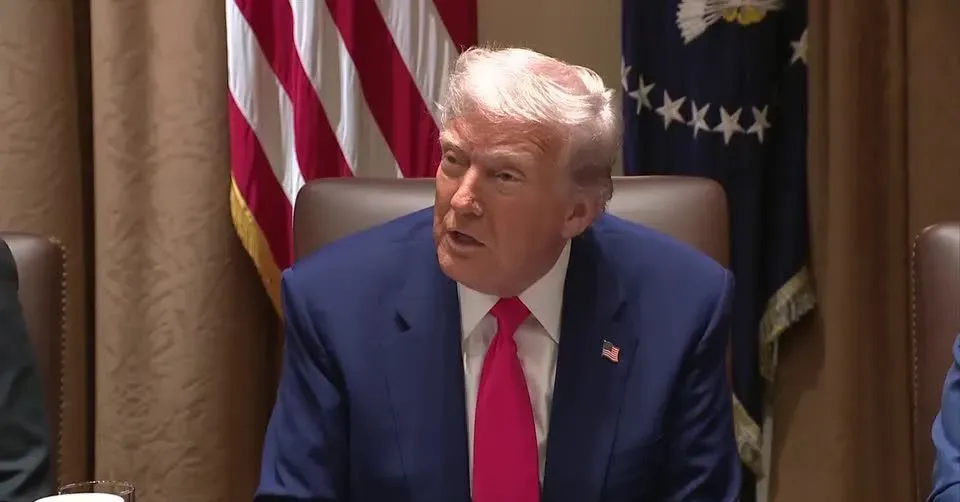 Imagem ilustrativa da notícia: Trump ameaça taxar produtos farmacêuticos em 250%