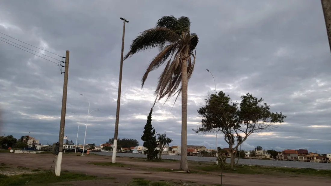 Ventos podem atingir 130 km/h em algumas regiões do Sul e Sudeste do Brasil.
