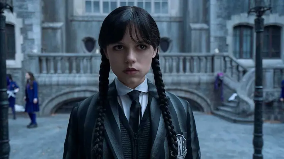 Jenna Ortega retorna como Wandinha na 2ª temporada da série, agora com toques sobrenaturais direto da Irlanda e piadas cirúrgicas de Tim Burton.