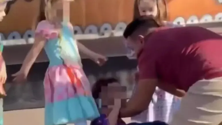 Homem imobilizou o menino de apenas 4 anos pelo pescoço, diante de dezenas de pessoas que participavam da festa junina.