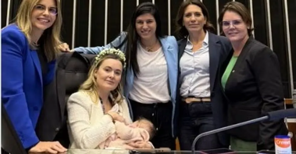 A parlamentar rebateu as críticas, acusando opositores de usarem a criança como pretexto para atacá-la e limitar sua atuação como mulher parlamentar. Zanatta defendeu sua decisão de conciliar a maternidade com as atividades políticas.