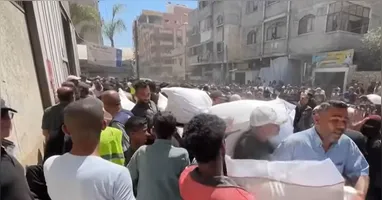 Algumas pessoas ficaram feridas na confusão para tentar pegar os alimentos.