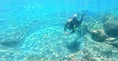Mergulhador em visita a um dos banhos do complexo, ainda com piso de mosaico