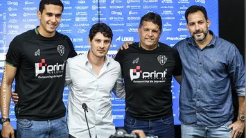 Presidente Roger Aguilera ao lado do novo técnico do Papão, Claudinei Oliveira