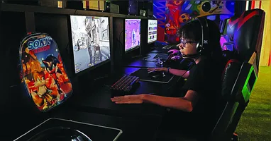 Os inscritos podem escolher jogos de e-sports para curtir. Tatiane levou a filha, Kimberly para participar