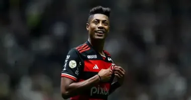 Fora dos campos, mas em complicação na justiça