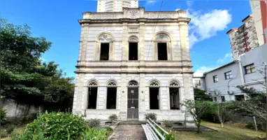 O Palacete Amyntas de Lemos, em Belém: mais de um século de história e memória em meio ao concreto da Avenida Almirante Barroso. O casarão agora está à venda, mas segue encantando quem passa
