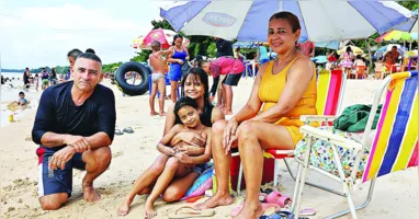 Kelly Rezende aproveitou o dia na praia para descansar com a família