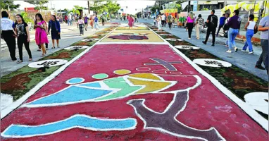 Multidão acompanhou a procissão do Santíssimo Sacramento nos tapetes coloridos de serragem