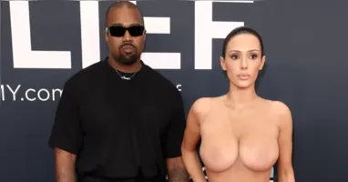Bianca Censori, de lingerie comestível, caminha pelas ruas de Nova York ao lado de Kanye West