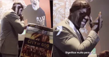 Terry Crews posa emocionado com pôster autografado de Cidade de Deus, presenteado durante sua passagem pelo Brasil