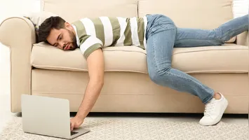 O sinal de alerta para buscar ajuda profissional surge quando há queda no desempenho escolar ou produtividade no trabalho.