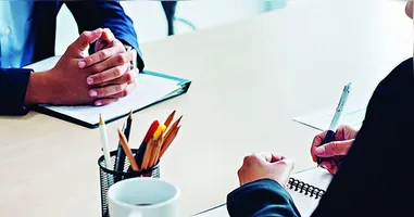 A entrevista de emprego seleciona os profissionais que têm o perfil desejado pela empresa.