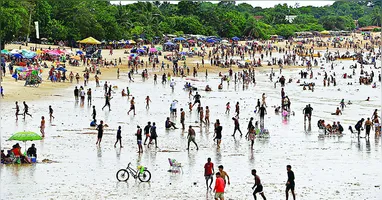 No terceiro domingo do mês (20), mesmo com o tempo nublado por volta do meio-dia, as praias da ilha estavam movimentadas, com muitos banhistas aproveitando o clima agradável para curtir o dia de folga