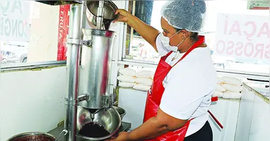 Safra do açaí aumenta a expectativa de novo recuo de preço para agosto. Abaixo, Letícia Soares