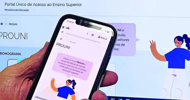 A entrega dos documentos na instituição de ensino superior pode ser feita presencialmente ou por meio eletrônico.