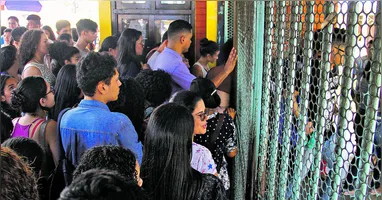 O ENEM avalia o desempenho escolar dos estudantes ao término da educação básica.