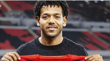 Romarinho chega ao Vitória para exames; atacante ex-Corinthians retorna ao Brasil após anos no exterior.