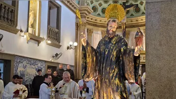 São Bento é conhecido popularmente pela sua oração cravada em uma medalha, considerada pela Igreja Católica como um sacramental capaz de afugentar o mal.