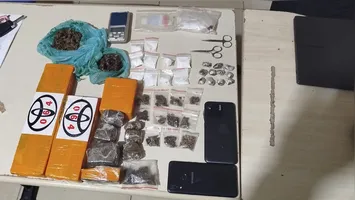 A operação foi deflagrada após denúncias sobre a presença de homens armados e atividade de tráfico de entorpecentes no local.