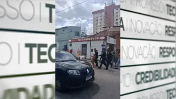 O homem tentou fugir, mas foi detido por agentes da Polícia Militar que faziam a ronda na área.