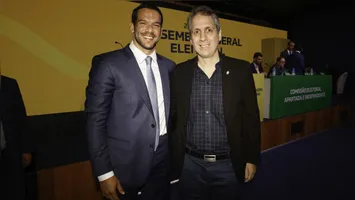 Samir Xaud, presidente da CBF, ao lado de Ricardo Gluck Paul, presidente da FPF, vice da CBF e presidente da Comissão Nacional de Fair-play Financeiro.