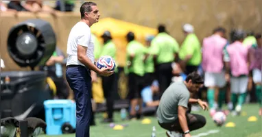Renato Paiva durante partida pelo Botafogo: técnico português não resistiu à pressão após a eliminação no Mundial de Clubes.