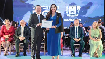 A presidente do CREA-PA, Adriana Falconeri, recebeu a Medalha Padre João Felipe Bettendorf.
