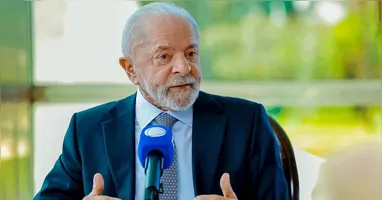 Presidente Lula discute estratégias para conter os impactos da sobretaxa de 50% imposta pelos EUA às exportações brasileiras, em reunião no Palácio do Planalto.