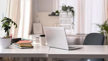 Imagem ilustrativa da notícia Empresa abre vaga 100% remota, com VR de R$ 40 por dia, auxílio home office e benefícios