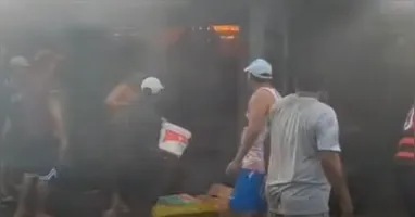 Incêndio foi controlado por moradores antes da chegada dos bombeiros.