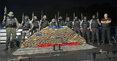 Durante a ação, os agentes prenderam cinco pessoas suspeitas de integrarem o esquema criminoso, sendo dois brasileiros e três peruanos.