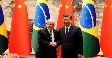 Por conta das sanções impostas pelo governo americano, o Brasil busca avançar nas relações comerciais com a China, visando novos acordos e ampliação de mercados.