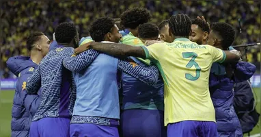 Jogadores do Brasil comemoram gol contra o Paraguai