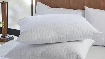 Descubra truques simples e eficazes para devolver o branco dos seus travesseiros de forma definitiva.