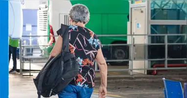 Agressões podem ocorrer tanto no ambiente familiar quanto em instituições ou locais públicos