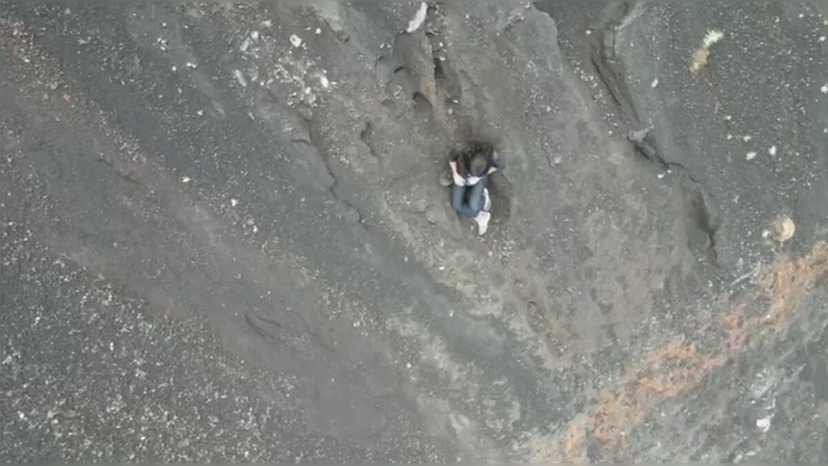Brasileira que caiu em vulcão na Indonésia aguarda socorro há 3 dias; resgate é complexo