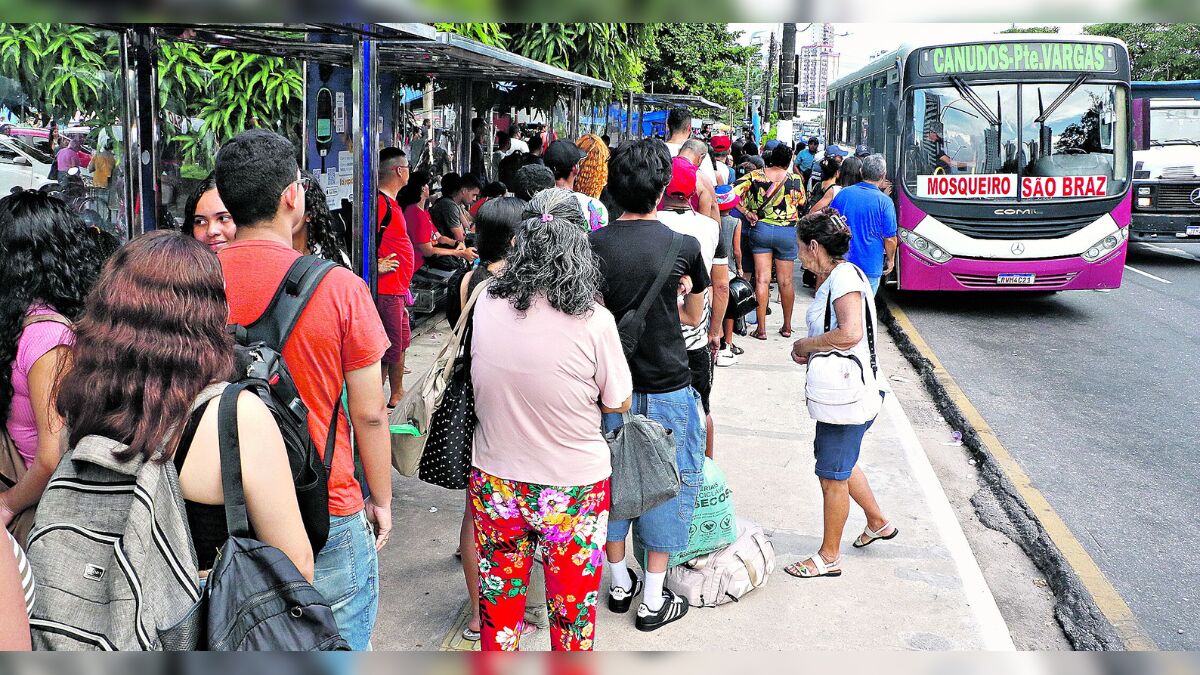 Saída de Belém tem grandes filas e muita gente no terminal