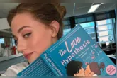 Lili Reinhart com exemplar de A Hipótese do Amor; atriz protagoniza a adaptação do livro