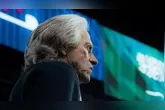 Jorge Jesus é o novo treinador do Al Nassr, com contrato de 15 milhões de dólares. Ele se junta a Cristiano Ronaldo na busca por títulos no futebol saudita.