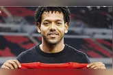 Romarinho chega ao Vitória para exames; atacante ex-Corinthians retorna ao Brasil após anos no exterior.