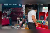 Pablo visita banca de vinis em Belém.
