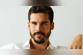 Nicolas Prattes responde com ironia sobre pergunta íntima no Instagram.