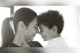 A apresentadora da TV Globo Minas compartilhou a emocionante experiência de ver o cabelo do filho cair durante o tratamento contra câncer.