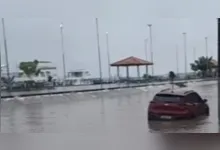 As áreas mais afetadas incluíram vias públicas e trechos da orla, onde o acúmulo de água foi suficiente para submergir ruas.